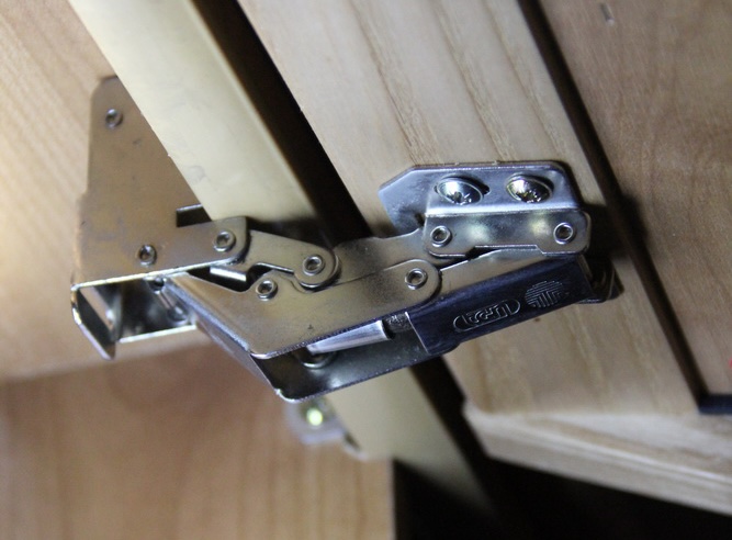 Overhead kitchen cabinet hinge